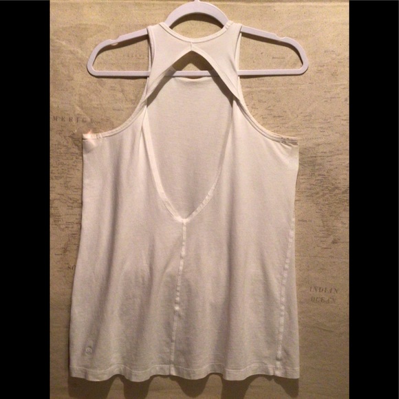 🍋 Lululemon Women’s White Open Back Top. FLAW